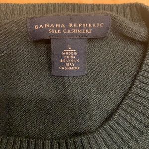 Banana Republic L Silk Casmere Dk forest green